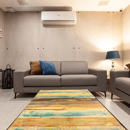 Charming,Comfortable And Centrally Located Group Accomodation Gzira Esterno foto