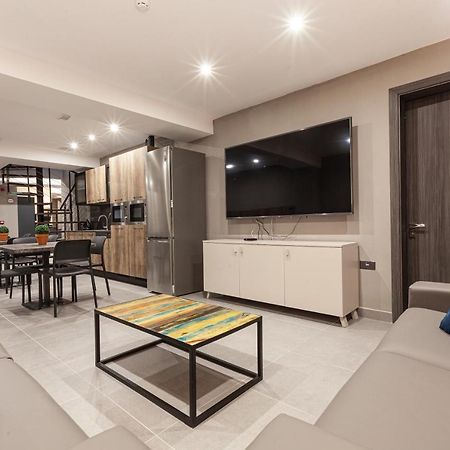 Charming,Comfortable And Centrally Located Group Accomodation Gzira Esterno foto