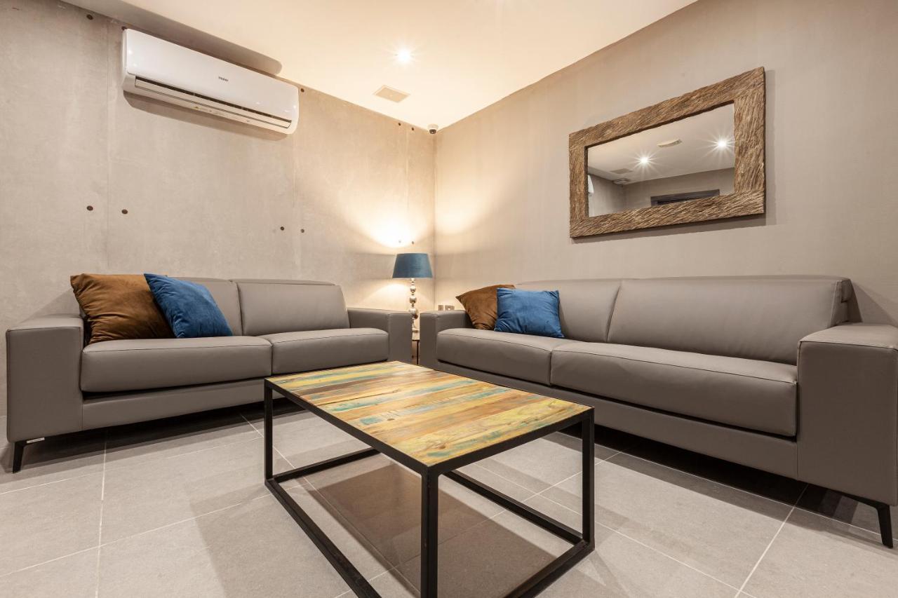Charming,Comfortable And Centrally Located Group Accomodation Gzira Esterno foto