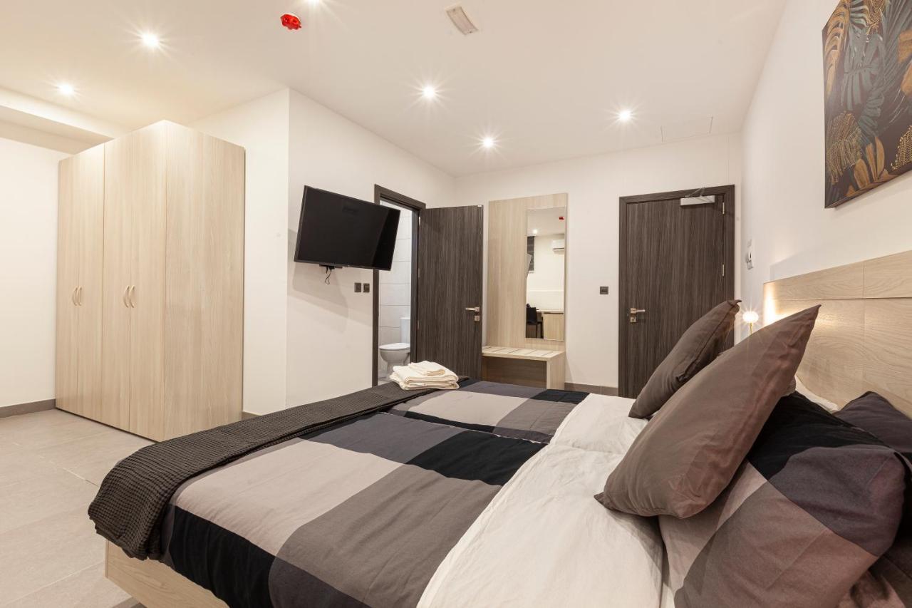 Charming,Comfortable And Centrally Located Group Accomodation Gzira Esterno foto